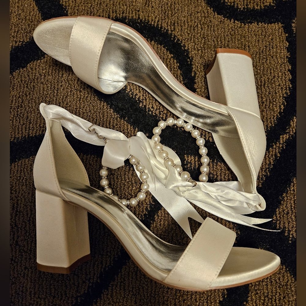 White satin shoes - Picture 2 of 6